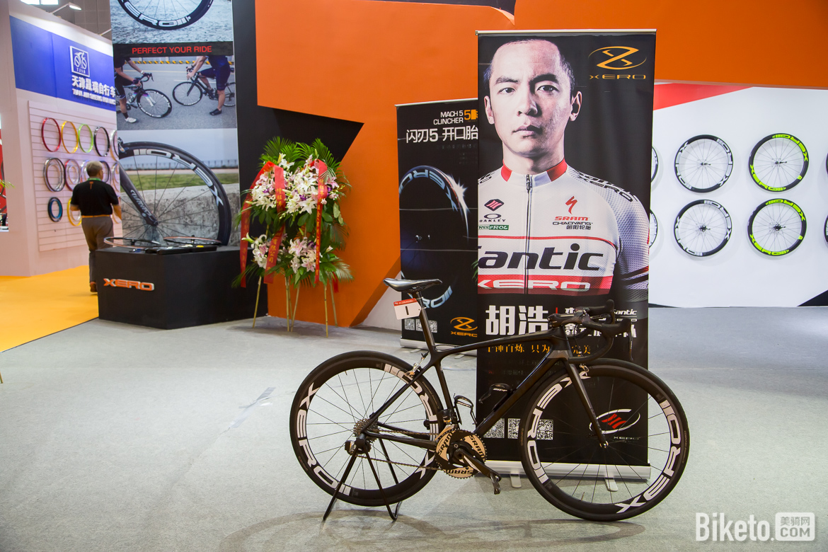 鑫元鸿展示了胡浩所使用的开口版闪刃5碳刀。 鑫元鸿展示了胡浩所使用的开口版闪刃5碳刀。