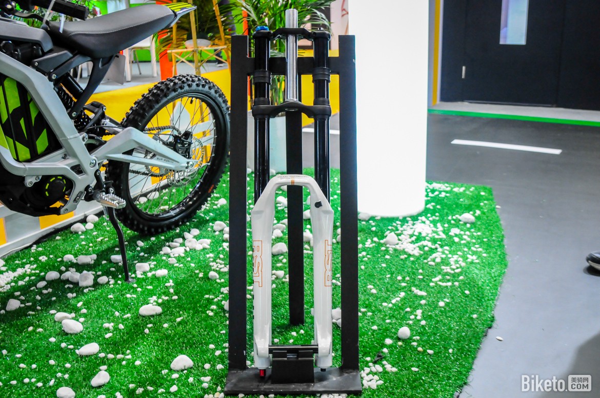 RST的新款双肩速降气叉,200mm行程,回弹阻尼可调,据工作人员介绍其在工作时十分顺换;另有弹簧版本可选 RST的新款双肩速降气叉,200mm行程,回弹阻尼可调,据工作人员介绍其在工作时十分顺换;另有弹簧版本可选