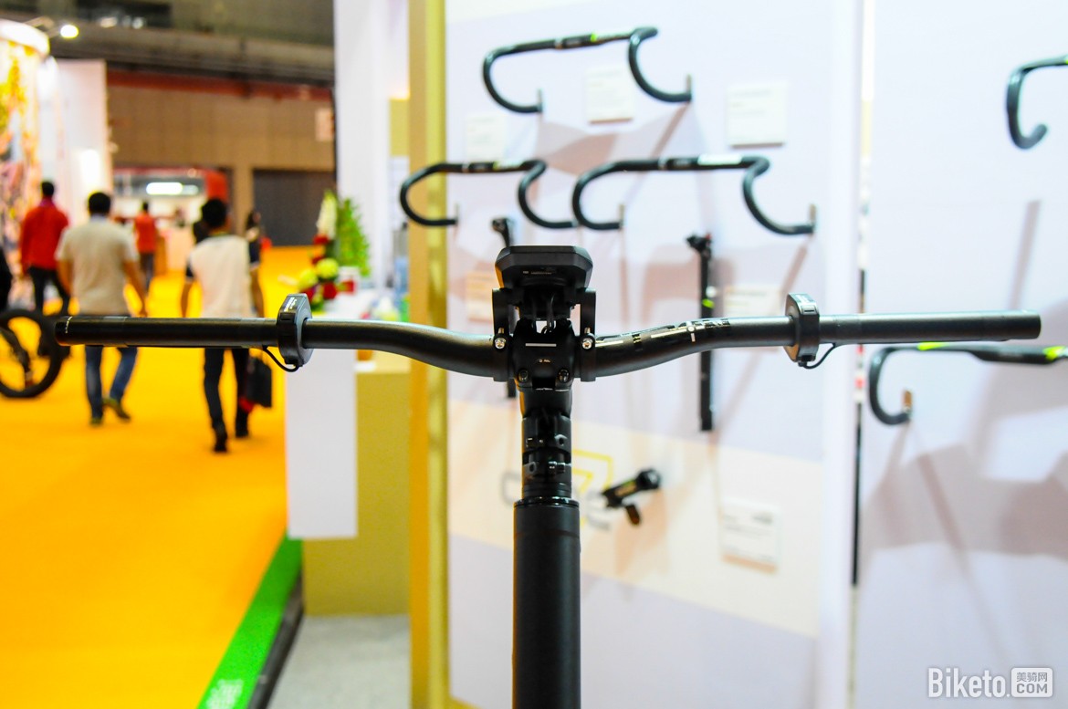 信隆的新款ETRON把组系统,针对Shimano steps电机系统而研发,解决了车把上的控制按钮走线外露凌乱的问题,走线从按钮出发通过把端的圆孔进入车把内部,在车把中央的开孔出来连接中控,并再由中控走线经过头管内部进入车架连接电机;据工作人员介绍,目前这个系统暂时不兼容博世的电机,其他的电机型号则需要测试才知道是否兼容 信隆的新款ETRON把组系统,针对Shimano steps电机系统而研发,解决了车把上的控制按钮走线外露凌乱的问题,走线从按钮出发通过把端的圆孔进入车把内部,在车把中央的开孔出来连接中控,并再由中控走线经过头管内部进入车架连接电机;据工作人员介绍,目前这个系统暂时不兼容博世的电机,其他的电机型号则需要测试才知道是否兼容