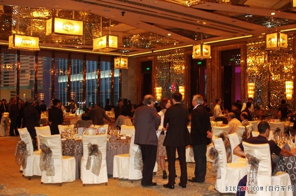 �Ϻ�չ��һ��