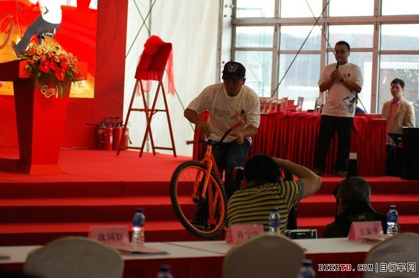 �Ϻ�չ��һ��