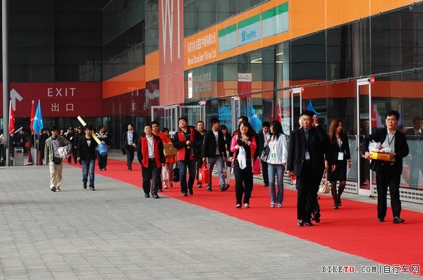 �Ϻ�չ��һ��