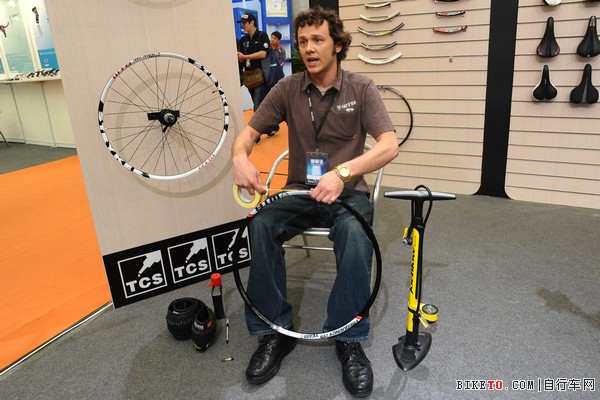 WTB技师演示TCS无内胎兼容系统