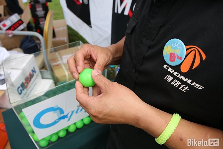 49.奖券装在球里.jpg 49.奖券装在球里.jpg