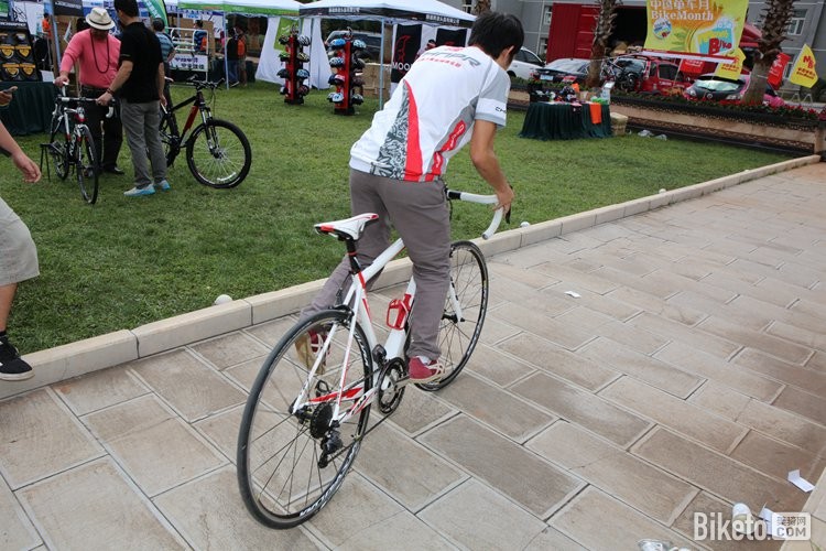 46.另一边试骑活动正如火如荼.jpg 46.另一边试骑活动正如火如荼.jpg