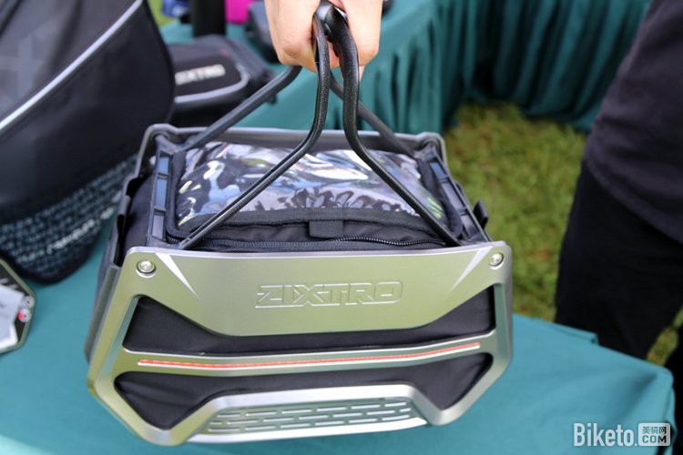 15.来自未来的车前包2.jpg 15.来自未来的车前包2.jpg