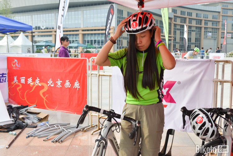 准备骑车的女生 准备骑车的女生