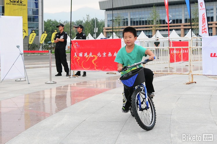 孩子试骑 孩子试骑