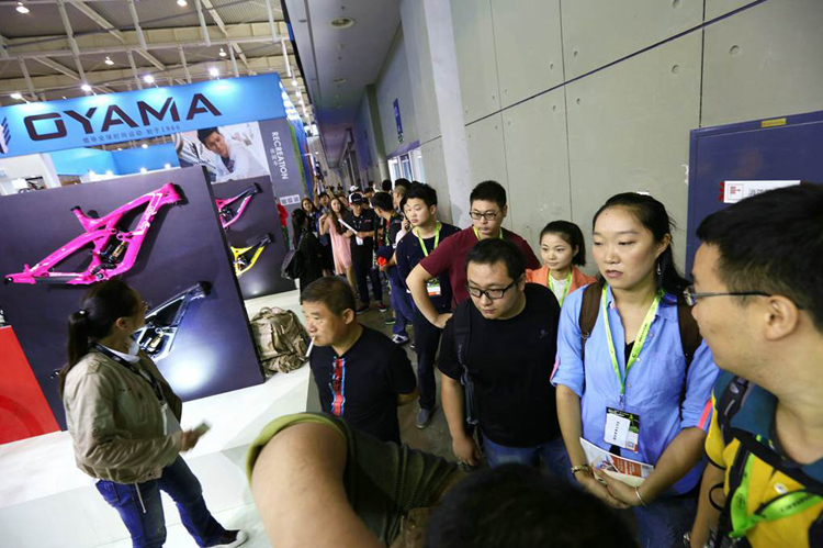 崔西•汉娜携Polygon新作闪耀登场 崔西•汉娜携Polygon新作闪耀登场