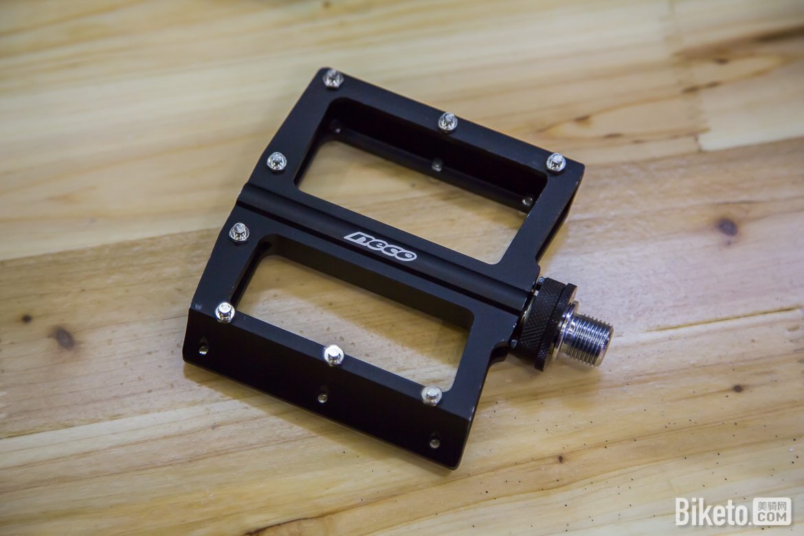 NECO 5�ֶ��ɲ�ж��̤���⹤�߼�����װ��ж�½�̤�����䷽�㳤;���ΰ����ߺ��۵�����ҡ�ͣ��ʱж�½�̤���ߣ�����һ���̶��Ͻ������г������ķ��ա�.jpg