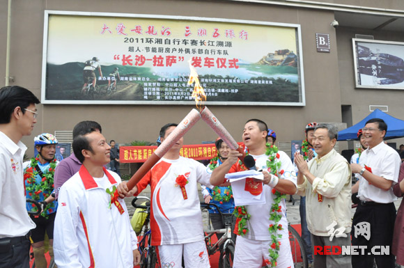 9名自行车选手从长沙出发,骑往西藏,全程7800多公里,而来自湖南的20名奥运火炬手也赶来护航送行。