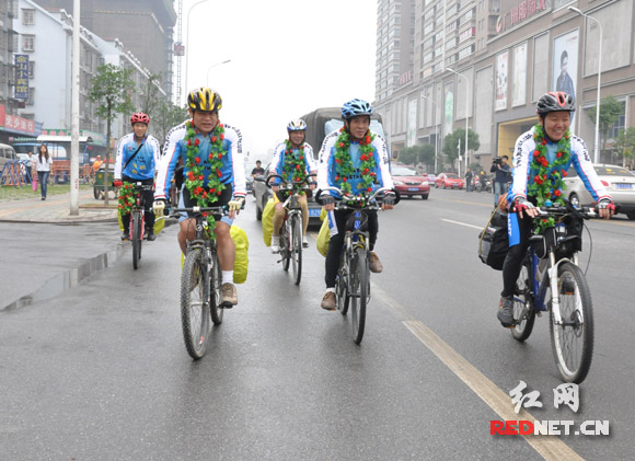 出发,远方的远方,是西藏。9名自行车选手将历时2个月,骑程7800多公里。