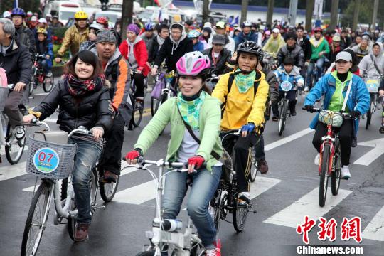 台湾逾7万人同骑自行车创造吉尼斯世界纪录
