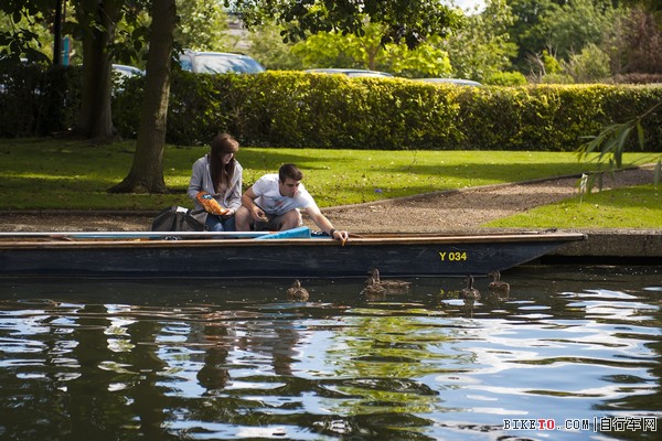 10剑桥大学的一对幸福情侣,闲暇时间在剑河边喂喂野鸭,看看书,幸福铺满在脸上。有志的童鞋们有机会就选择剑桥作为求学路的下一站吧。.jpg