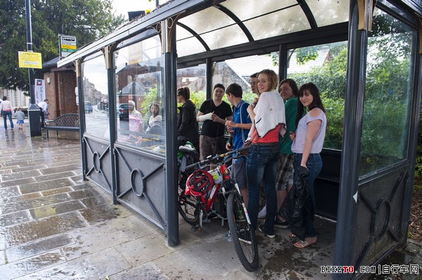 7英国的公交车站人性化的设计应源于变化莫测的天气,不期而遇的风雨或许能带来美丽的邂逅和意外的惊喜。因一场突如其来的大雨而和一群孩子躲进同一巴士站下,淋成落汤鸡,却都挂着幸福开心的笑容。.jpg
