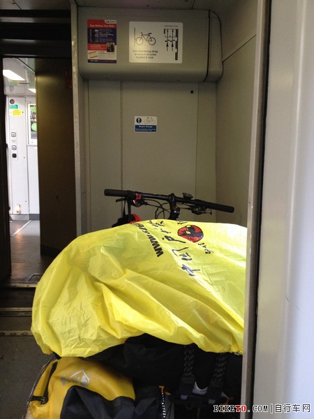 16英国的火车设有专门的自行车位置,一般每列火车都会预留有2个位置,专门停放单车。这点非常人性化,有时候需要提前预约,但一般情况没有问题,因为火车上基本坐不满位置。.jpg