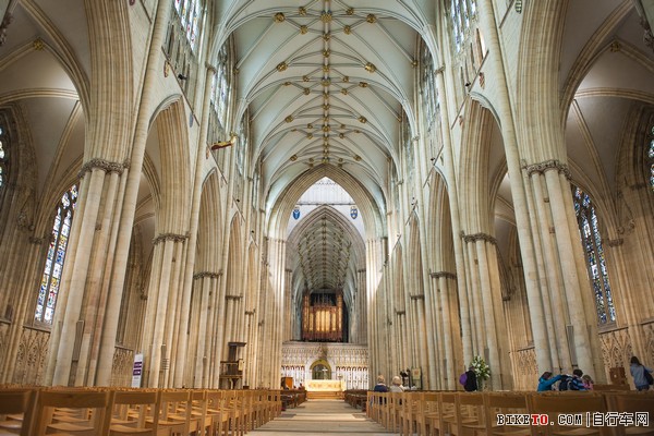 19著名的约克大教堂,在英国除了伦敦的西敏寺外,必去的教堂当属约克大教堂,在教会中占有相当的地位。.jpg