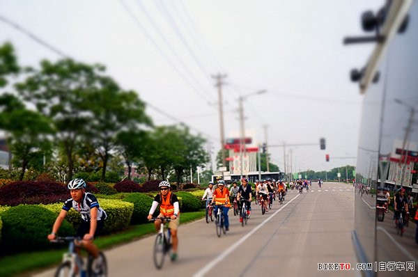 整齐的骑行队伍.jpg 整齐的骑行队伍.jpg
