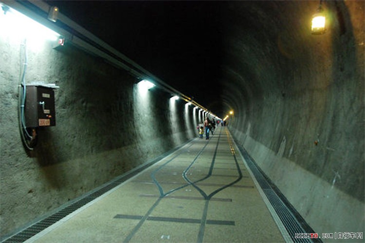 �ɲ������������㴩Խ̨����ʷ����ͬʱֱͨ������ �C.jpg