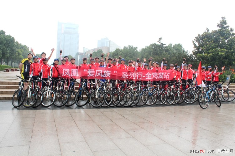 上海凤凰环金鸡湖骑行合影留念 上海凤凰环金鸡湖骑行合影留念