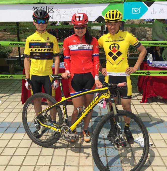 王栈玉(右一),李雨波与王学丽同框 王栈玉(右一),李雨波与王学丽同框