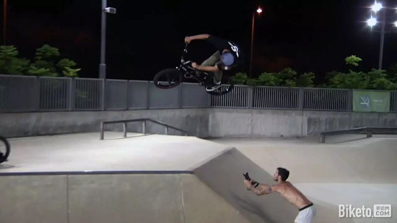 �Ǻ��ڻ����б����ϵ���������270��ת�嶯��