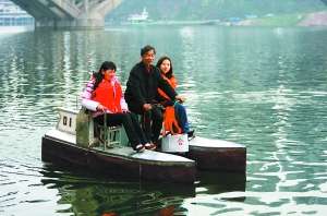 六旬翁自制水上自行车