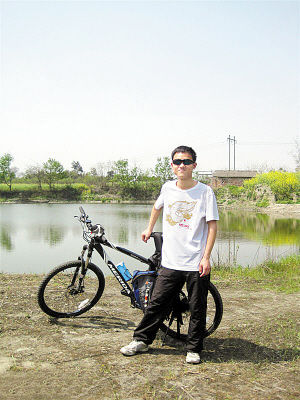 实习生骑自行车回家