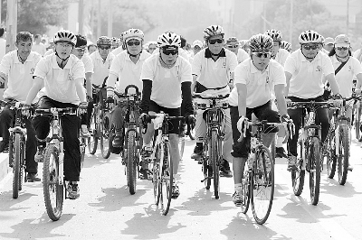 自行车爱好者参加“倡导低碳出行”活动 自行车爱好者参加“倡导低碳出行”活动