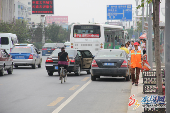 烟台自行车道正在消失 骑单车很惨很危险(图) 烟台自行车道正在消失 骑单车很惨很危险(图)
