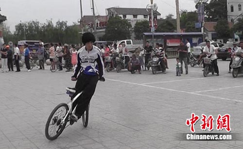 河南“漂移哥”自拍单车绝活爆红网络(图)