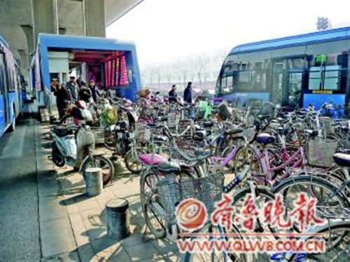 �����һ���BRTվ̨��ͣ�����г� ����֮��