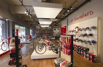 闪电概念店除了专营全套自行车零配件外,还有一系列配套设施。