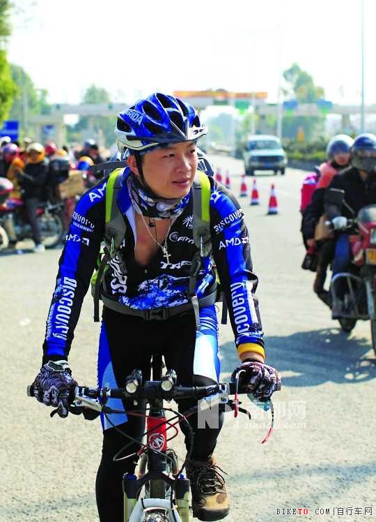 买不到车票 骑单车600公里回家