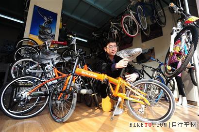 放弃国企50万年薪 80后高材生来蓉卖自行车