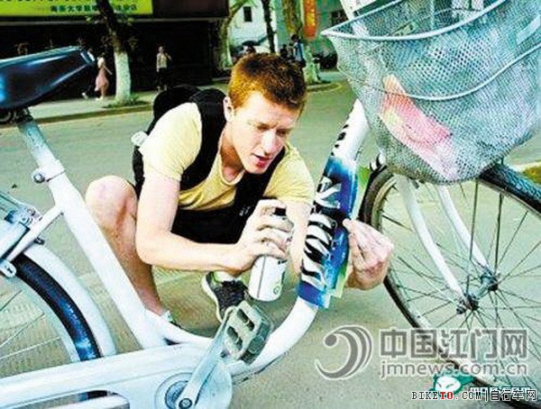 老外摆摊喷漆自行车