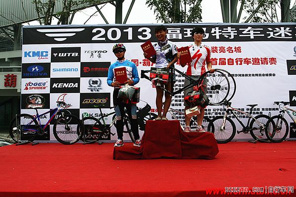 7月27日7时30分,2013福玛特车迷嘉年华暨中国葫芦岛联通杯首届自行车邀请赛在葫芦岛市体育场前鸣枪开赛。葫芦岛市委副书记白雪峰在开幕式上致词,并与副市长胡徐腾一起领骑至比赛起点。 本次赛事的主办单位是第三届中国(葫芦岛兴城)国际沙滩泳装文化博览会组委会,由市自行车运动协会承办,主题为低碳迎全运,泳装亮名城。比赛吸引了来自北京、上海、广东、河南、河北、江苏、山东、台湾、黑龙江、吉林及辽宁等20余个省、市的300多名业余公路、山地自行车爱好者参加,并有辽宁日报、辽宁广播电视台、辽沈晚报、东北新