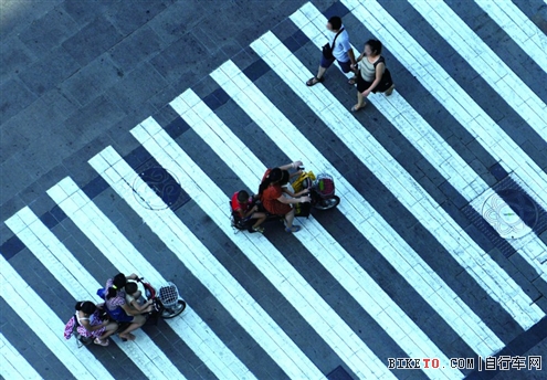 自行车过斑马线.jpg