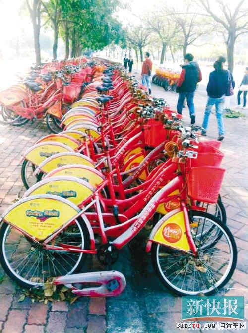 被露天放置的公共单车,不少已损坏不能使用 被露天放置的公共单车,不少已损坏不能使用