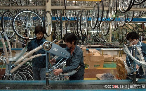 年产量达500万辆的国内最大自行车生产企业天津富士达自行车有限公司日本线装配车间 年产量达500万辆的国内最大自行车生产企业天津富士达自行车有限公司日本线装配车间
