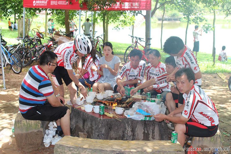 热闹欢腾的集体烧烤 热闹欢腾的集体烧烤