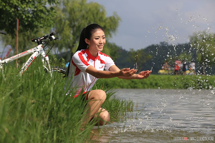 少女嬉水的诱人风情 少女嬉水的诱人风情