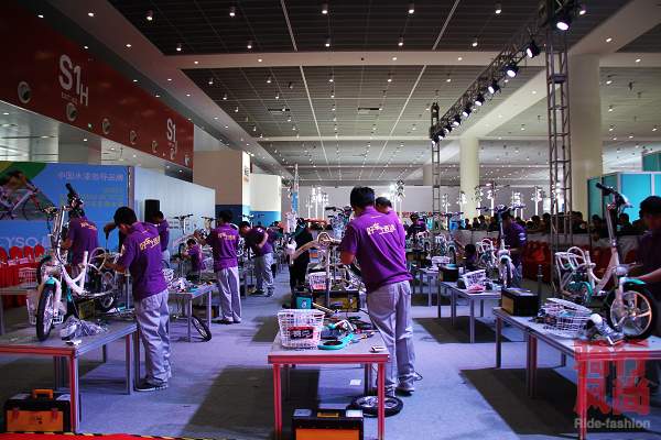 竞赛选手开始激烈角逐 竞赛选手开始激烈角逐