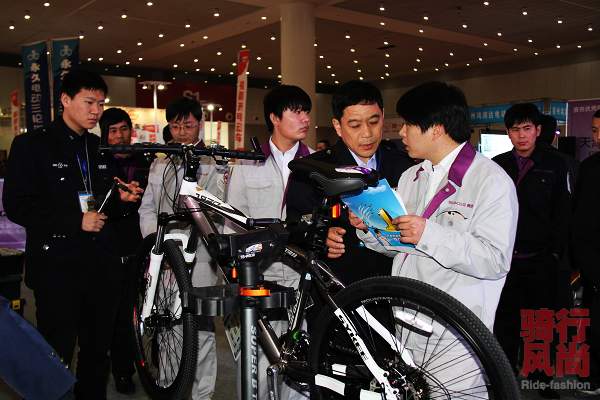 裁判员认真评分 裁判员认真评分