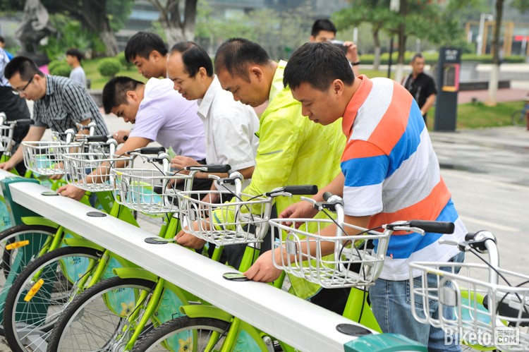 广州公共自行车启动仪式-刷卡 广州公共自行车启动仪式-刷卡