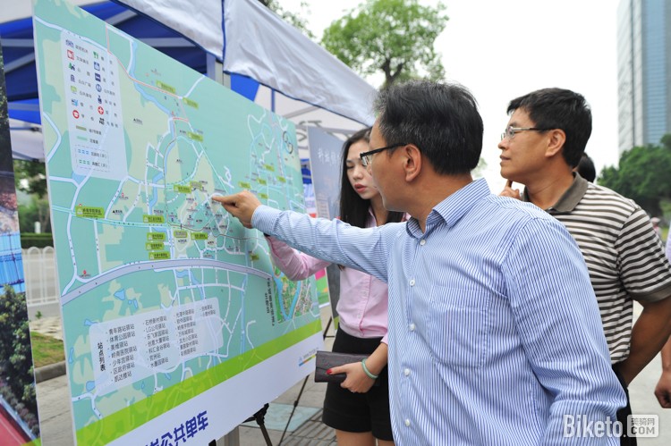 广州公共自行车启动仪式-领导查看萝岗区驿站 广州公共自行车启动仪式-领导查看萝岗区驿站