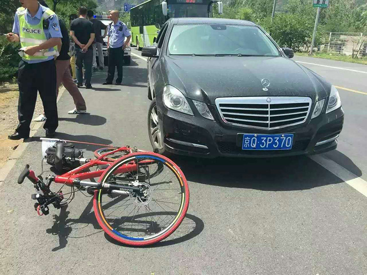 奔驰撞倒自行车 奔驰撞倒自行车