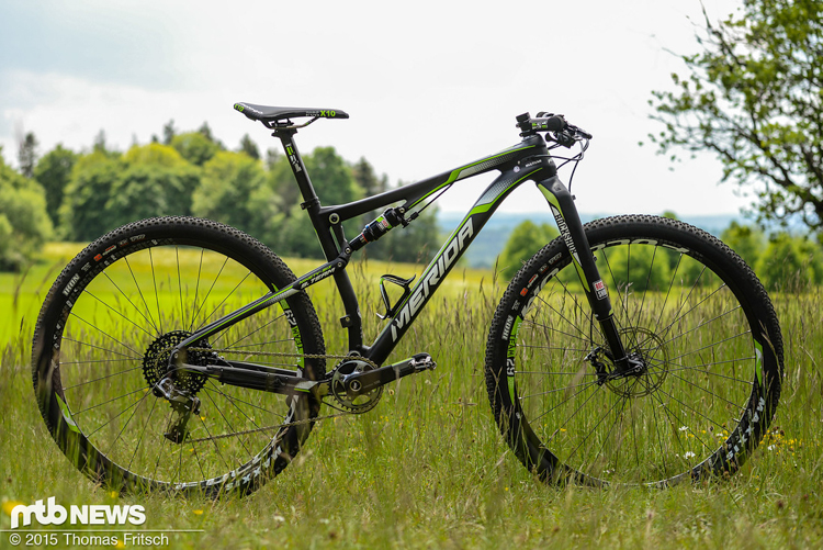 充满自由的96至尊,MERIDA没有继续沿用FOX后胆,改为使用SRAM家的ROCKSHOX monarch XX后胆 充满自由的96至尊,MERIDA没有继续沿用FOX后胆,改为使用SRAM家的ROCKSHOX monarch XX后胆