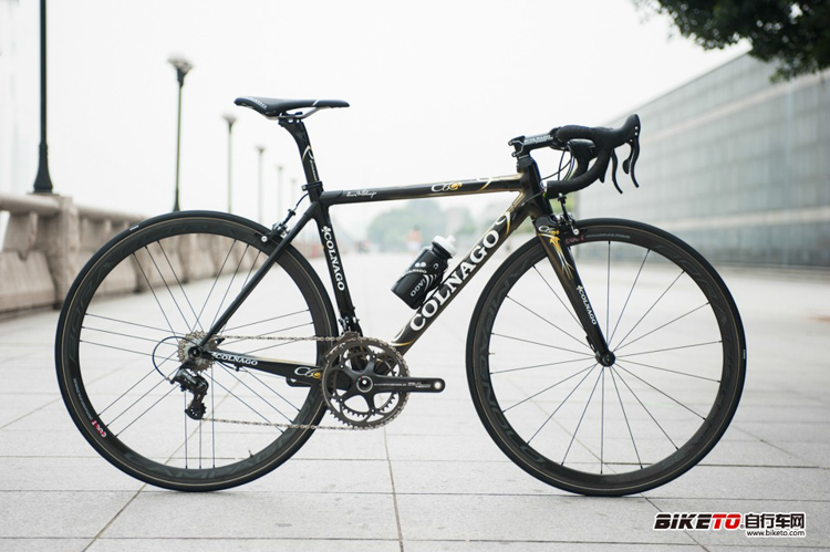 正所谓“梅花香自苦寒来”。这一股情愫,正正适合多愁善感的双鱼座。车架上那一抹金光,点缀出双鱼座的梦想,而COLNAGO C60或许正是双鱼座们寻觅已久的感情伴侣 正所谓“梅花香自苦寒来”。这一股情愫,正正适合多愁善感的双鱼座。车架上那一抹金光,点缀出双鱼座的梦想,而COLNAGO C60或许正是双鱼座们寻觅已久的感情伴侣