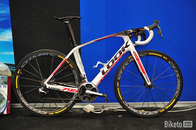 对于前卫,法国人有着独树一帜的看法。头管下沉型的设计无疑成为LOOK最显著的特点之一。配搭顶级Dura-ace SRM9000牙盘与9070变速,水瓶座的瓶子终究会给LOOK装满 对于前卫,法国人有着独树一帜的看法。头管下沉型的设计无疑成为LOOK最显著的特点之一。配搭顶级Dura-ace SRM9000牙盘与9070变速,水瓶座的瓶子终究会给LOOK装满